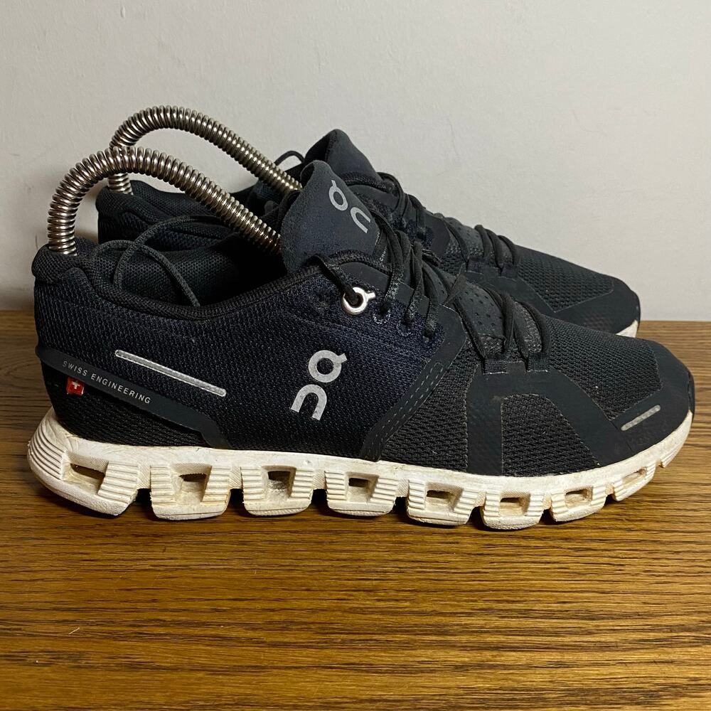 On Cloud 5 Womens Black White Running Athletic Comfort Sneakers Size 5